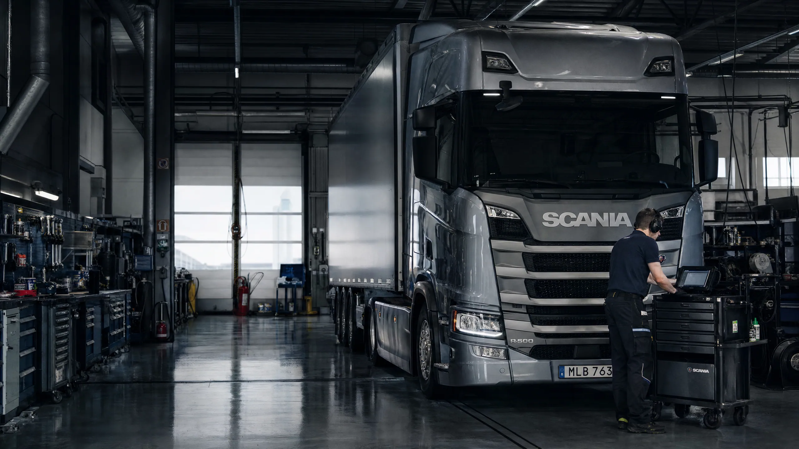 Mechanik MEGA-TRANS przy naprawie Scanii w hali serwisowej